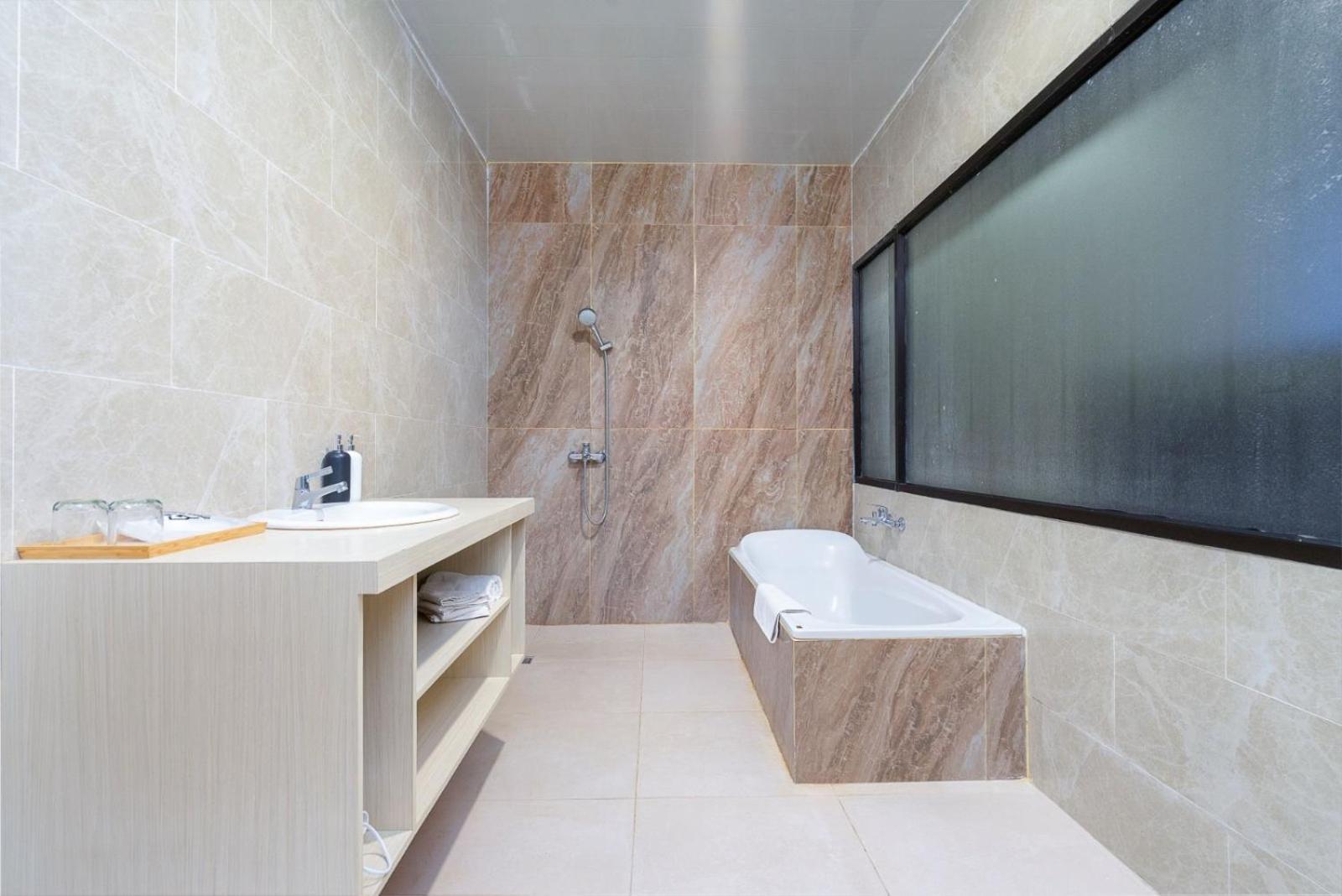 Hotel Grand Valonia Jembel Zewnętrze zdjęcie