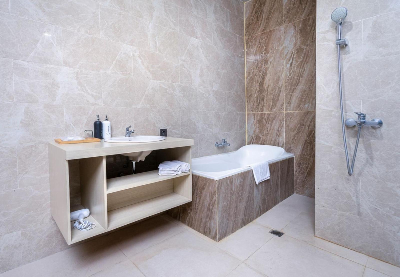 Hotel Grand Valonia Jembel Zewnętrze zdjęcie