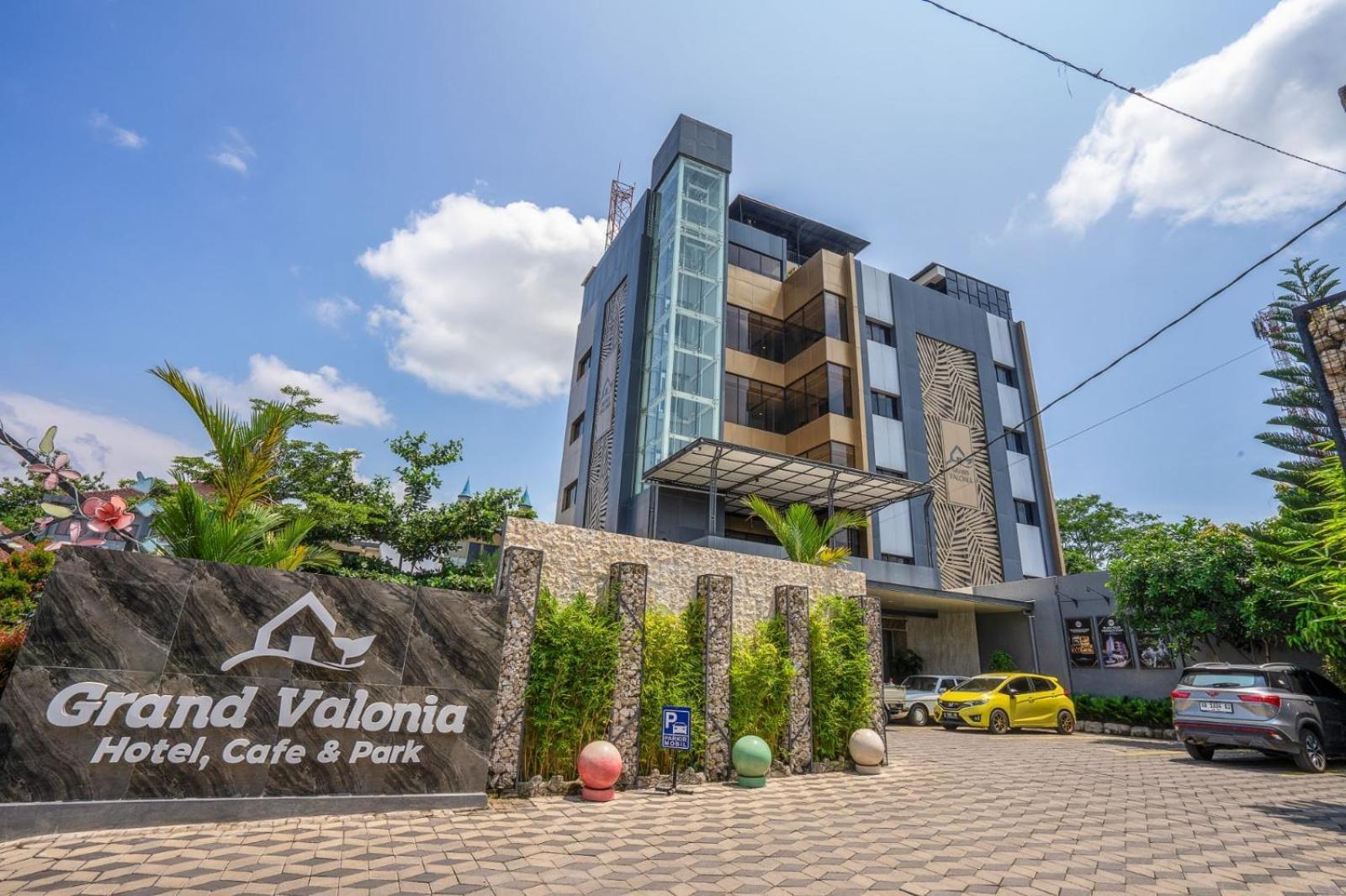 Hotel Grand Valonia Jembel Zewnętrze zdjęcie