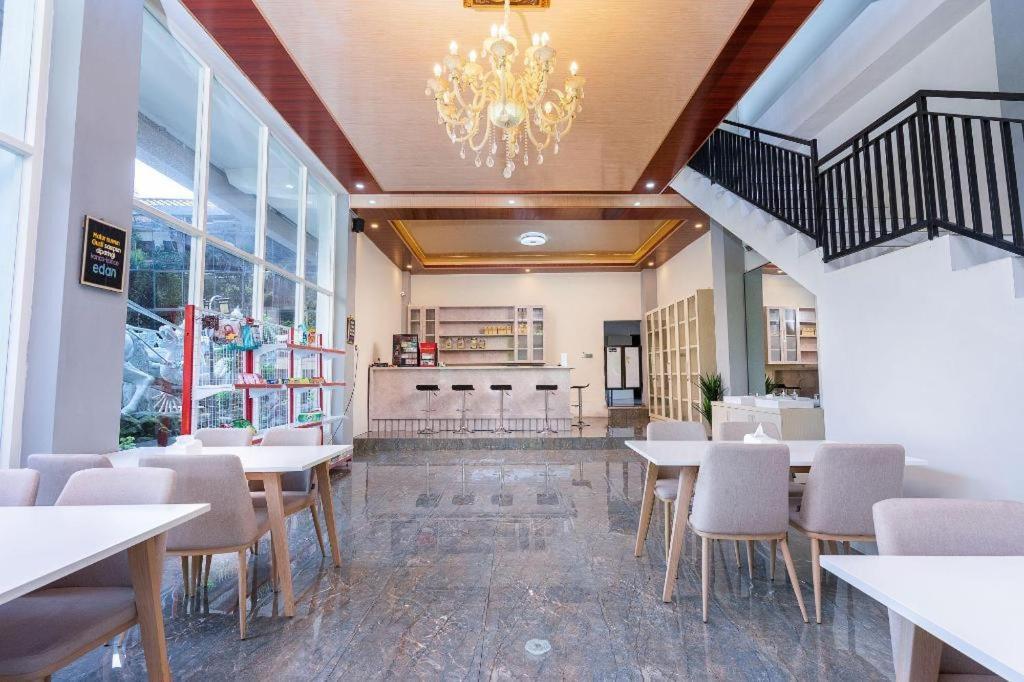 Hotel Grand Valonia Jembel Zewnętrze zdjęcie